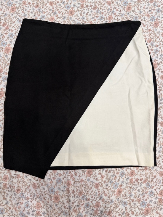 Banana Republic Dresses & Skirts - Banana Republic Black and White Diagonal Colorblock Pencil Skirt